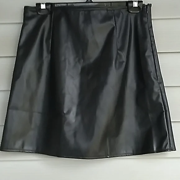 SHEIN Faux Leather Black Skirt, Very Soft - Picture 4 of 4